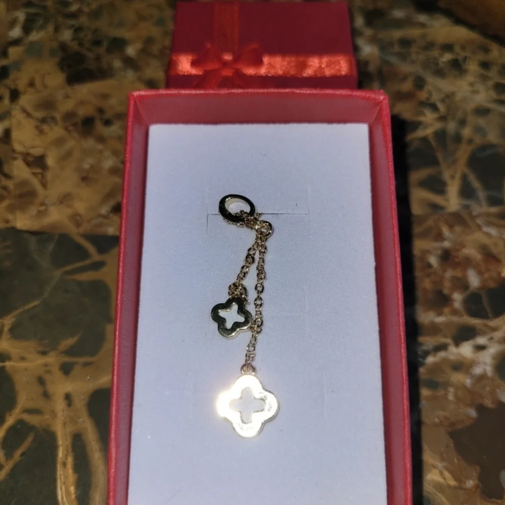 Gold Clover Pendant Necklace - Picture 2 of 2